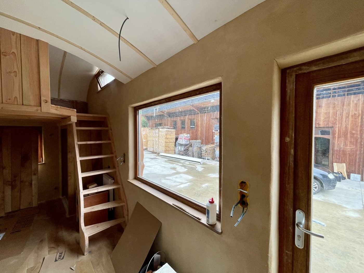 Intérieur en bois clair avec cuisine et rangements