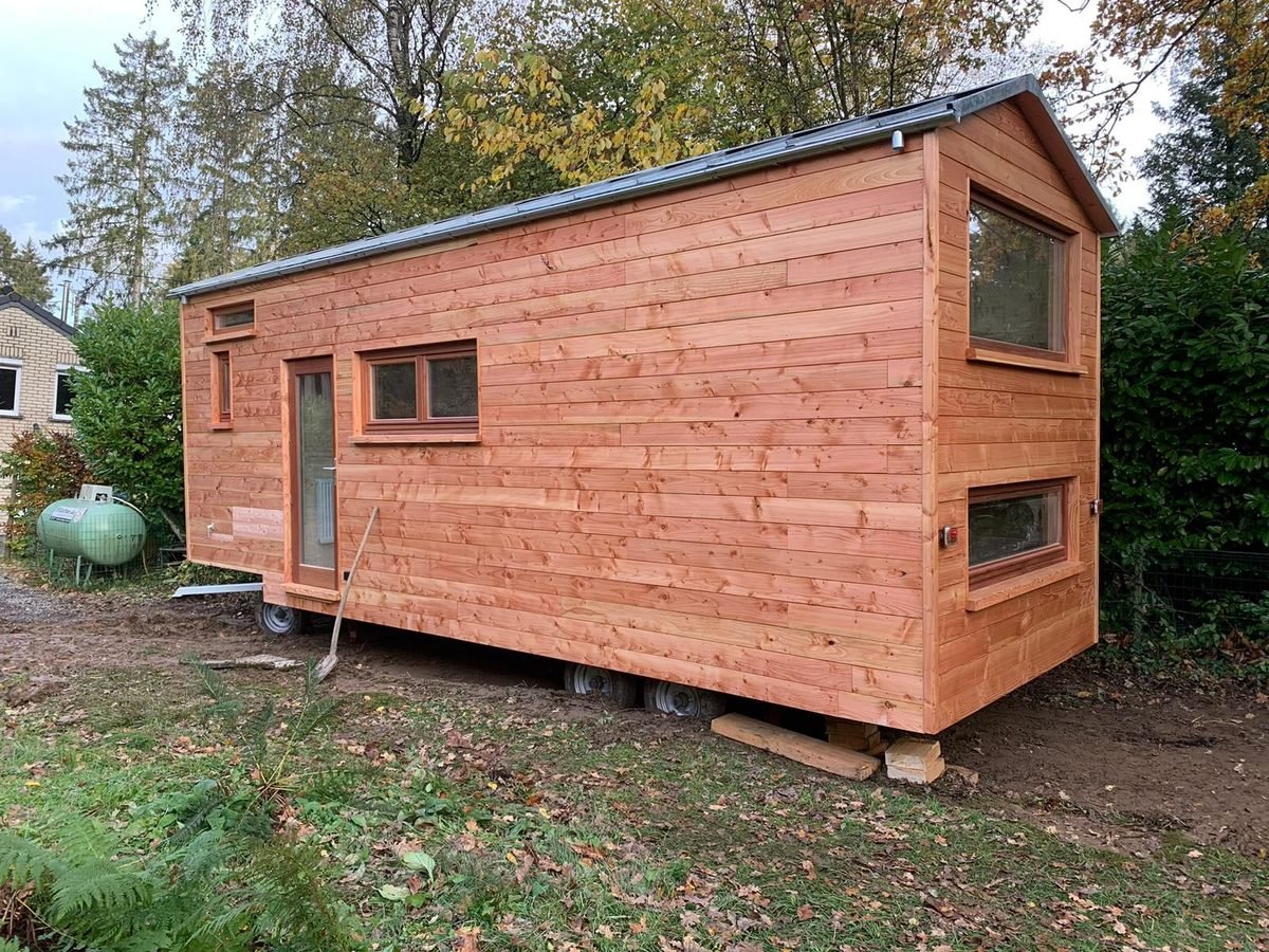 Tiny house en bois dans un environnement naturel