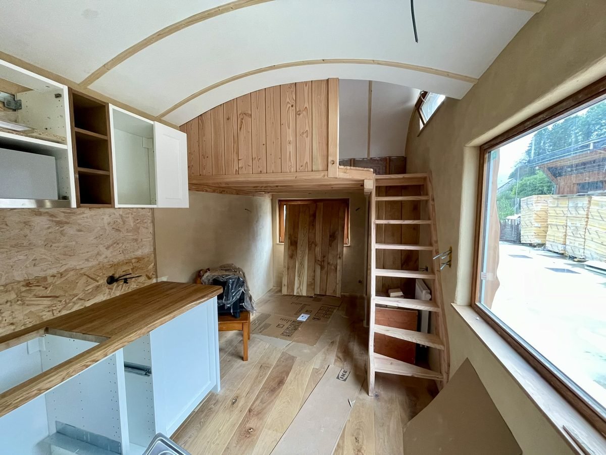 Intérieur bois clair de la roulotte de Laura
