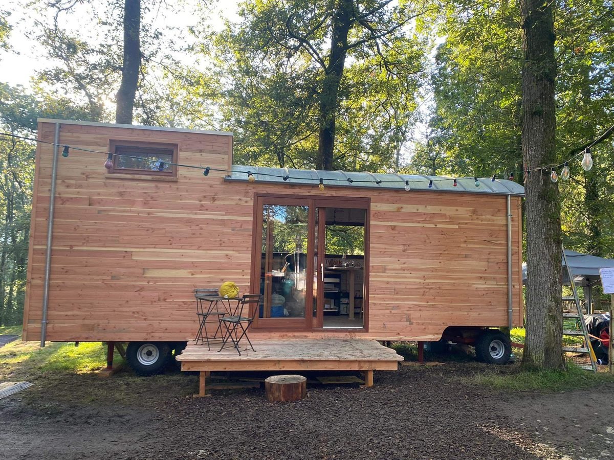 Roulotte en bois dans son environnement extérieur